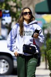 Jessica Alba’s Casual Chiropractor Look in Culver City - 03.18.2025