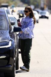 Jessica Alba’s Casual Chiropractor Look in Culver City - 03.18.2025