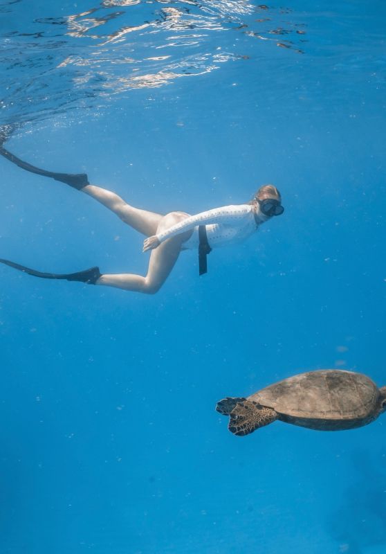 Jordyn Jones’ Stunning Underwater Photoshoot with Turtle March 2025