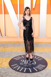 Kaitlyn Dever’s Elegant Look at the 2025 Vanity Fair Oscar Party