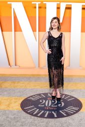 Kaitlyn Dever’s Elegant Look at the 2025 Vanity Fair Oscar Party