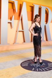 Kaitlyn Dever’s Elegant Look at the 2025 Vanity Fair Oscar Party