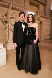 Keira Knightley’s Parisian Elegance at Le Grand Dîner du Louvre