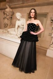 Keira Knightley’s Parisian Elegance at Le Grand Dîner du Louvre