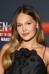 Kelli Berglund Shines at Queen of the Ring Premiere