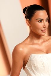 Kim Kardashian’s Minimalist Glam at the 2025 Vanity Fair Oscar Party