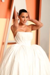 Kim Kardashian’s Minimalist Glam at the 2025 Vanity Fair Oscar Party