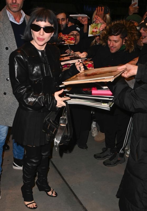 Lady Gaga Stuns in Leather at SNL Rehearsal Signing 03.07.2025 