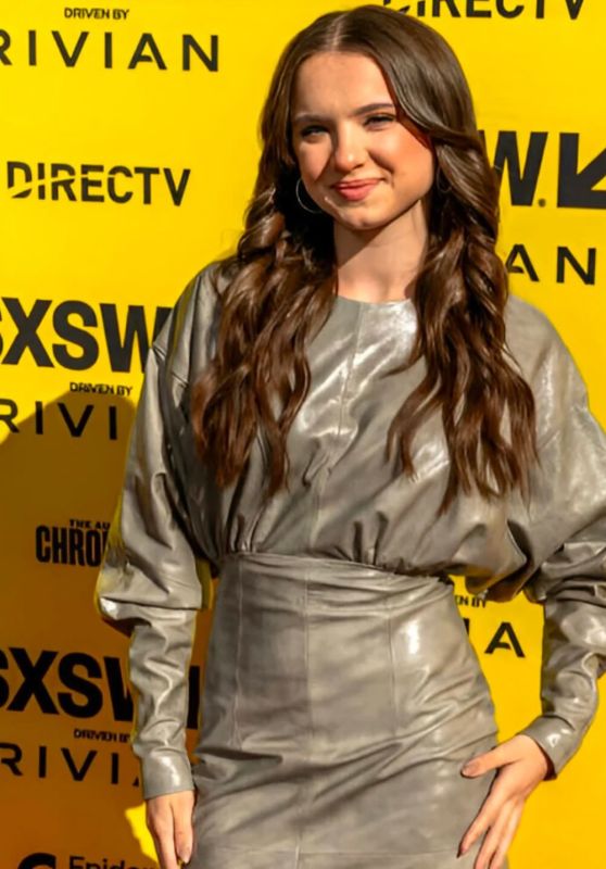 Madeleine McGraw at "Holland" Premiere