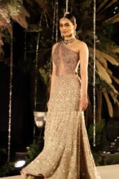 Manushi Chhillar at Tarun Tahiliani s Fashion Show Blenders Pride Fashion Week Tour 2025 in Mumbai