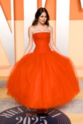 Molly Gordon Stuns at 2025 Vanity Fair Oscars