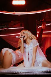  Sabrina Carpenter Rocks Co-op Live Manchester - 03.13.2025