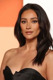 Shay Mitchell Stuns at 2025 Vanity Fair Oscars