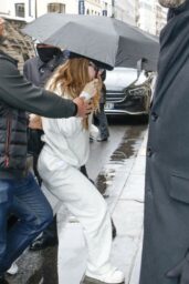 Sydney Sweeney’s Paris Hotel Arrival Steals the Show 03 10 2025