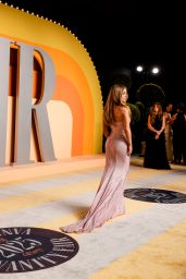 Sydney Sweeney’s Pink Miu Miu Gown Steals the Show at Vanity Fair Oscar Party