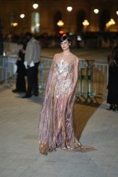 Taylor Hill’s Louvre Diner Glam Wows Paris - 03.04.2025