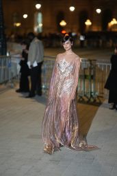 Taylor Hill’s Louvre Diner Glam Wows Paris - 03.04.2025