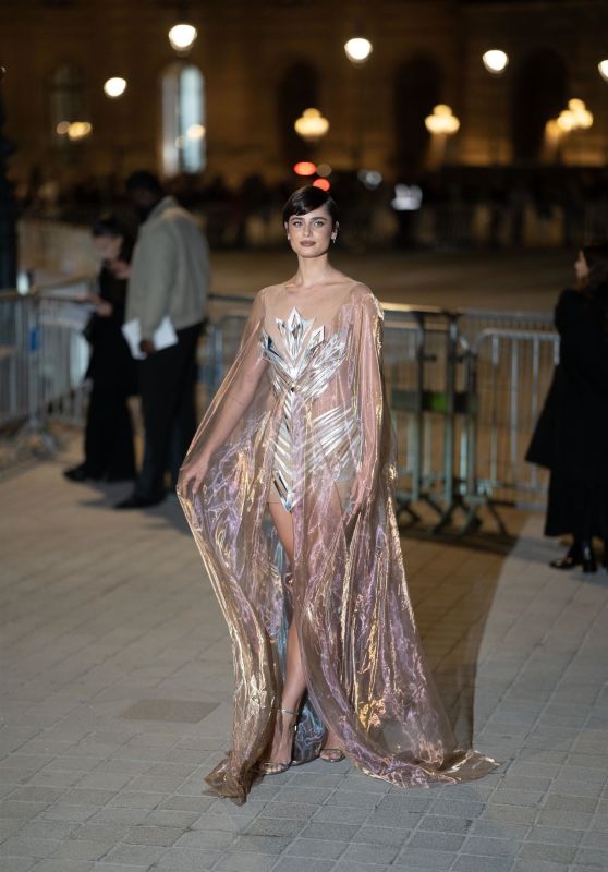 Taylor Hill’s Louvre Diner Glam Wows Paris - 03.04.2025