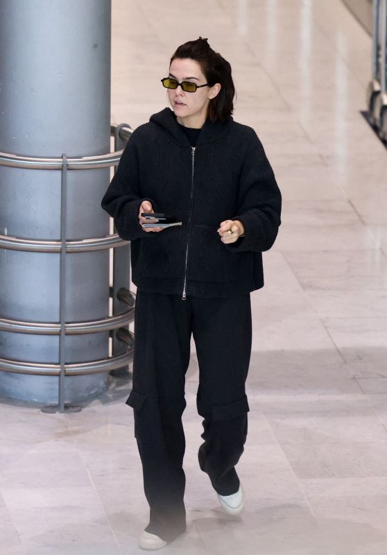 Zoey Deutch Arrives at Charles de Gaulle Airport, Paris - 03.04.2025