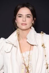 Zoey Deutch Stuns at Chloé Fall/Winter 2025-2026 - 03.06.2025