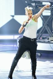 Gwen Stefani Rocks American Idol Stage
