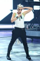 Gwen Stefani Rocks American Idol Stage