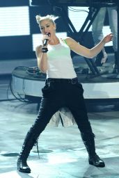 Gwen Stefani Rocks American Idol Stage