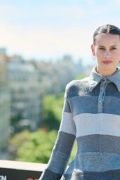 Milena Smit Captivates at 'Los sin nombre' Photocall at BCN Film Fest