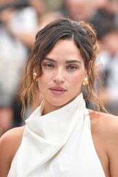 Adria Arjona at Cannes "Splitsville" Photocall 2025