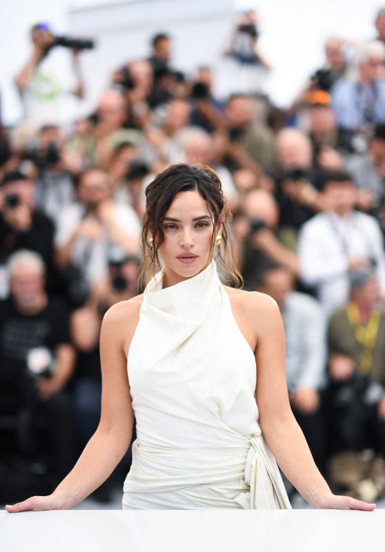 Adria Arjona at Cannes "Splitsville" Photocall 2025