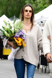 Alessandra Ambrosio’s Casual Chic at Farmer’s Market