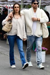 Alessandra Ambrosio’s Casual Chic at Farmer’s Market