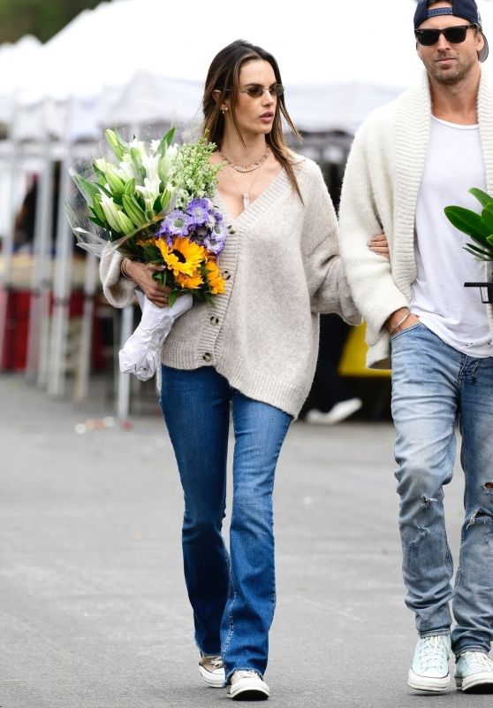 Alessandra Ambrosio’s Casual Chic at Farmer’s Market