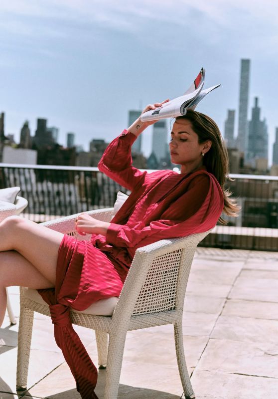 Ana de Armas: Effortless Chic for WWD Weekend