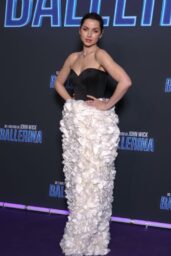 Ana de Armas Louis Vuitton Ballerina Premiere