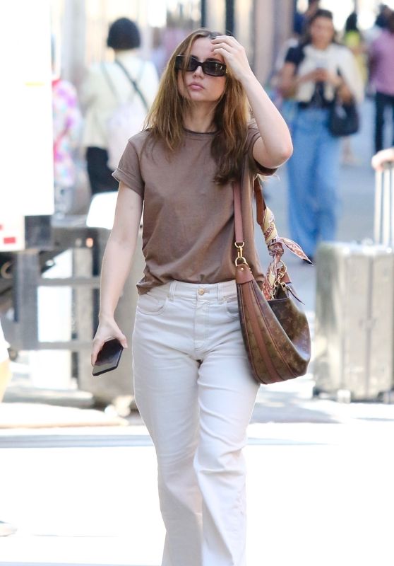 Ana de Armas: New York Casual Chic 05.11.2025