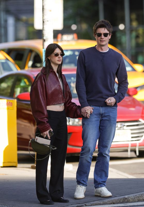 Daisy Edgar-Jones & Ben Seed Enjoy a Stroll in NYC