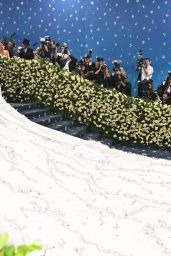 Diana Ross Returns to Met Gala in 18-Feet of Feathers