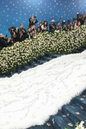 Diana Ross Returns to Met Gala in 18-Feet of Feathers