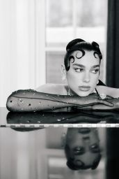 Dua Lipa Met Gala Photo Moment
