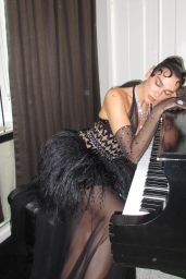 Dua Lipa Met Gala Photo Moment