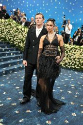 Dua Lipa’s Dramatic Look at the 2025 Met Gala