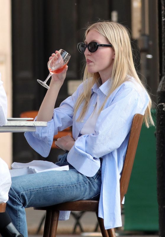 Ella Richards Enjoys Alfresco Drinks in Notting Hill