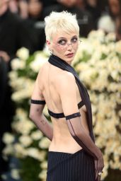 Emma Chamberlain at Met Gala 2025: Tailoring Black Style