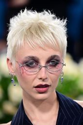 Emma Chamberlain at Met Gala 2025: Tailoring Black Style