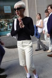 Emma Chamberlain Hosts the 2025 Met Gala Red Carpet