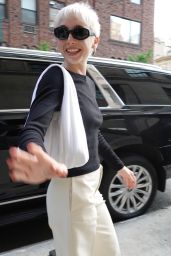 Emma Chamberlain Hosts the 2025 Met Gala Red Carpet