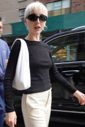 Emma Chamberlain Hosts the 2025 Met Gala Red Carpet