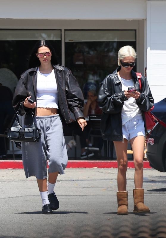 Hamlin Sisters Grab Lunch at Beverly Glen Deli 2025