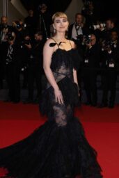 Imogen Poots Makes Statement at Cannes Premiere